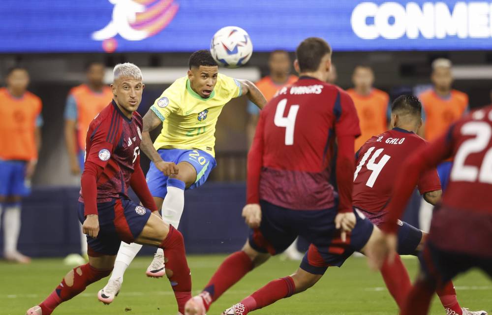 Inglewood (United States), 25/06/2024.- Brazil forward Savinho (2-L) heads the ball as Costa Rica defender Francisco Calvo (L) defends during the second half of the CONMEBOL Copa America 2024 group D soccer match between Brazil and Costa Rica, in Inglewood, California, USA, 24 June 2024. (Brasil) EFE/EPA/CAROLINE BREHMAN