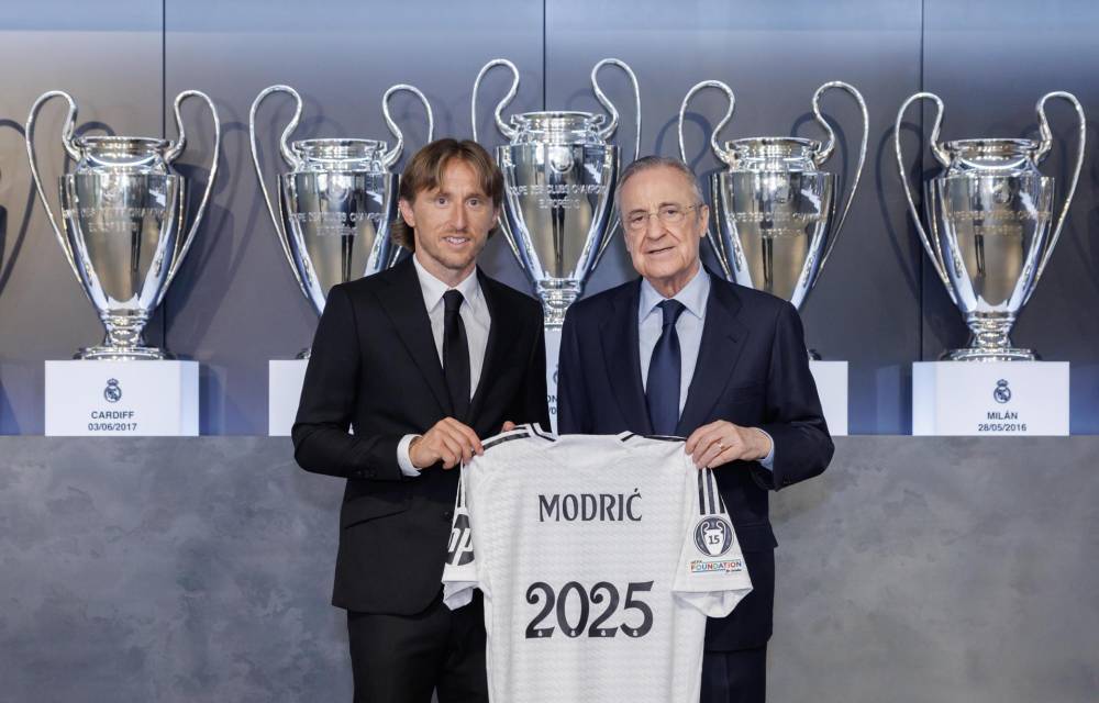 El presidente del Real Madrid, Florentino Pérez (d), posa junto al centrocampista croata Luka Modric (i), que ha firmado su renovación con el club hasta el 30 de junio de 2025, este miércoles en un acto en la Ciudad Deportiva Real Madrid en Valdebebas, Madrid. EFE/Real Madrid SOLO USO EDITORIAL/ SOLO USO PERMITIDO PARA ILUSTRAR LA NOTICIA QUE ACOMPAÑA/ (CRÉDITO OBLIGATORIO)