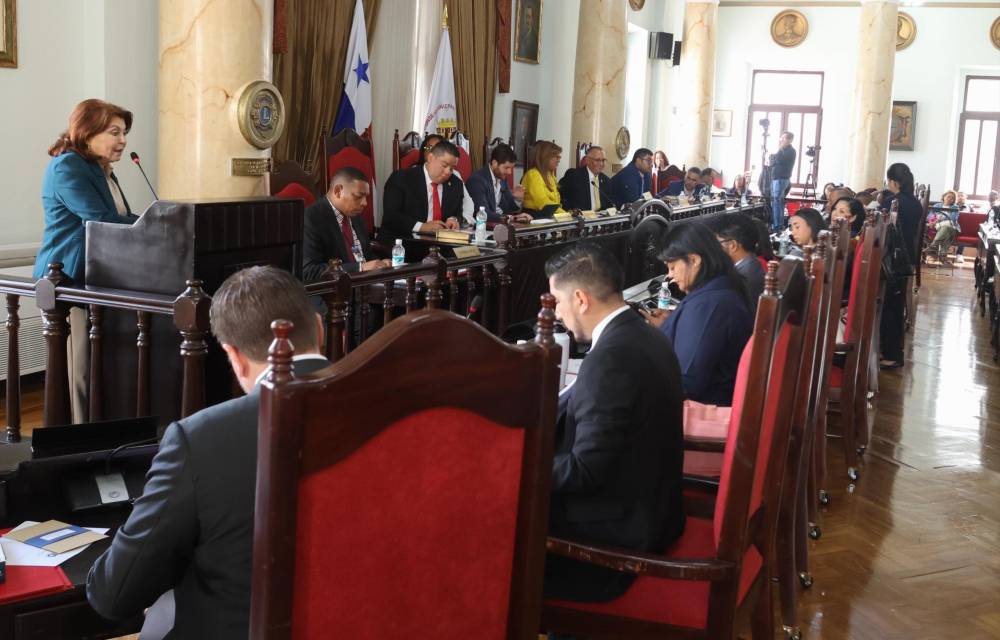 Roxana Méndez recibió cortesía de sala para hacer la invitación.