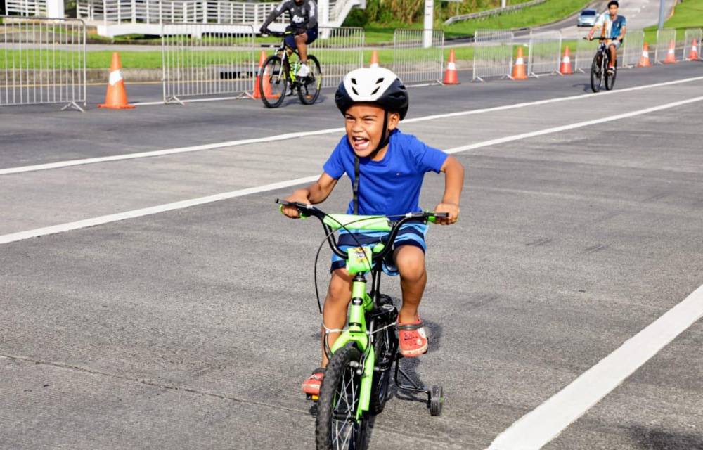 Moradores de Panama Norte aprovechan la recrovia para manejar bicicleta