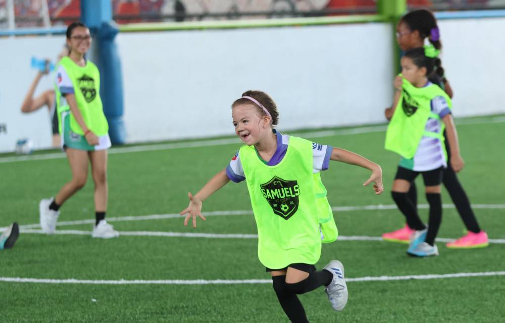 Formar niñas y jugadoras de bien es su pasión