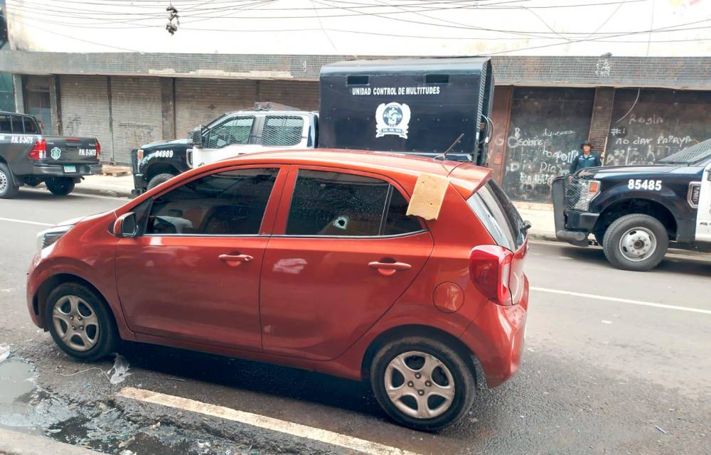 Un impacto perforó el vidrio y la esponja quedó adherida al vehículo.