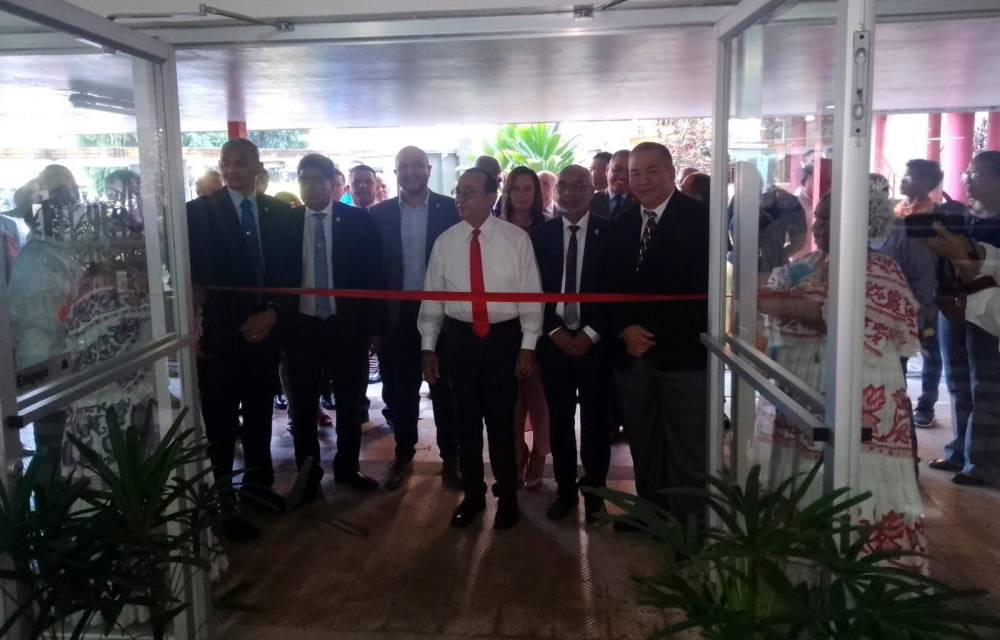 El rector Eduardo Flores encabezó la inauguración de la nueva cafetería universitaria.