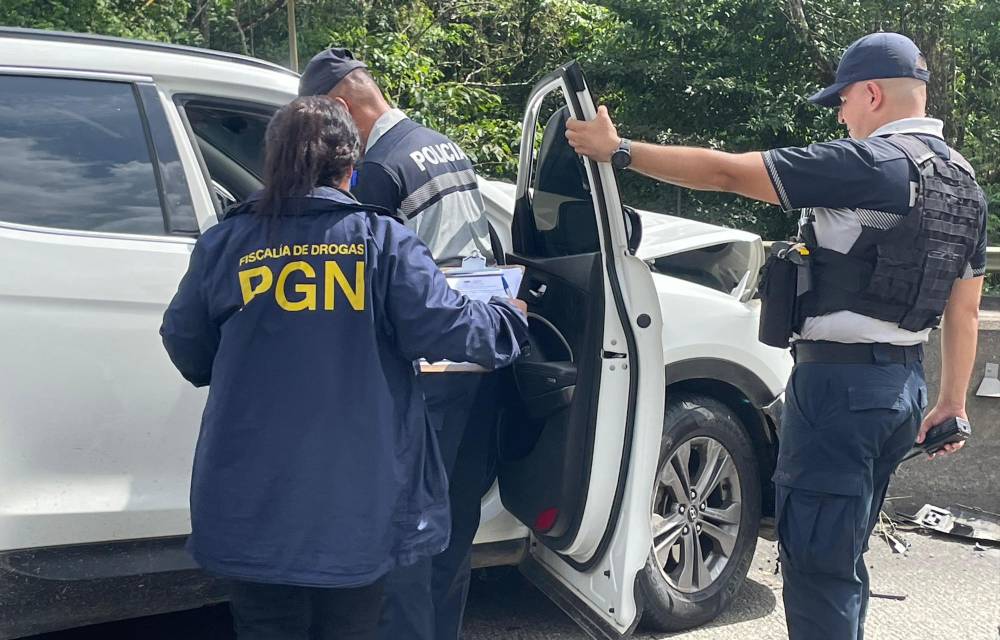 Tras triple colisión se dan cuenta que un auto iba repleto de droga