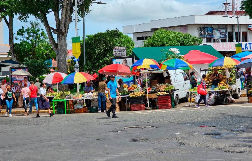 El parque Feuillet del distrito de La Chorrera se ha convertido en un mercado ambulante que dificulta la movilidad ciudadana.