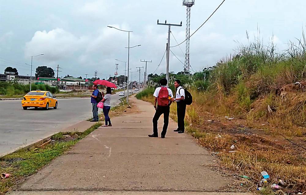 Moradores están sin paradas apropiadas ni transporte público que entre a estas barriadas.