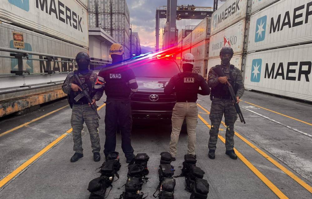 Agentes antinarcóticos en labor policial.