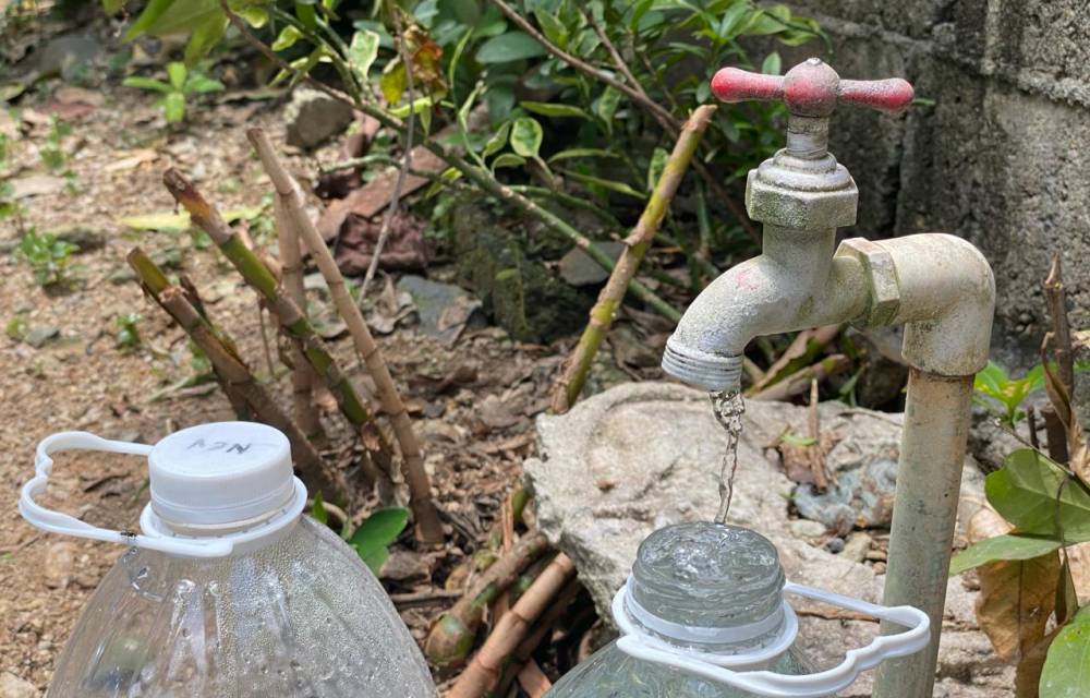 A recoger agua para evitar el desabastecimiento.