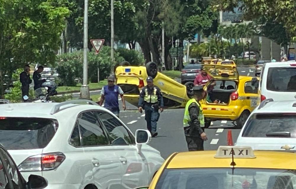 Un taxi colisiona y se vuelca