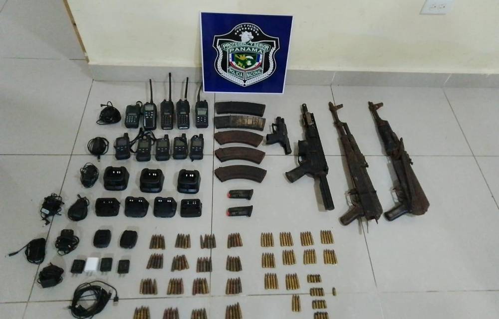 Parte de las armas de fuego encontradas en una vivienda, en el sector de El Pito en Soná.