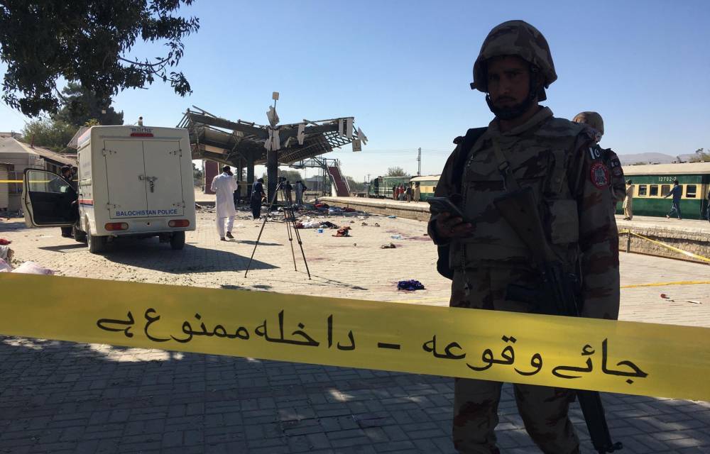 Agentes de seguridad paquistaníes inspeccionan el lugar de una explosión en una estación de tren en Quetta, la capital provincial de la agitada provincia de Balochistán, Pakistán, 09 de noviembre de 2024. EFE/EPA/FAYYAZ AHMED