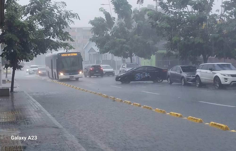 Las calles de la ciudad de Panamá se inundaron tras el aguacero del medidía.