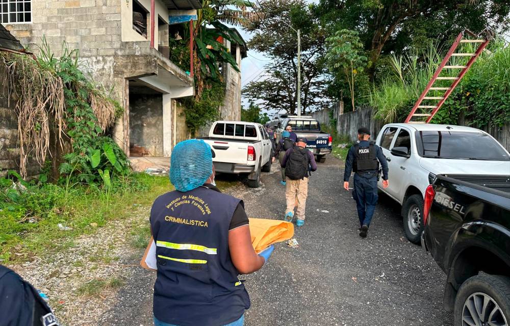 Aparentemente, Jocelyn presentaba heridas de arma de fuego, arma blanca y una pala.