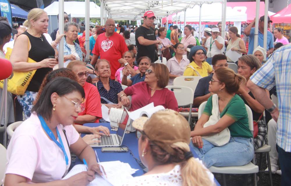 Gran afluencia en la feria integral del adulto mayor en Parque Omar