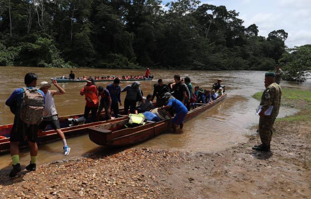 Miles de migrantes siguen atravesando la selva del Darién pese a los férreos controles fronterizos.