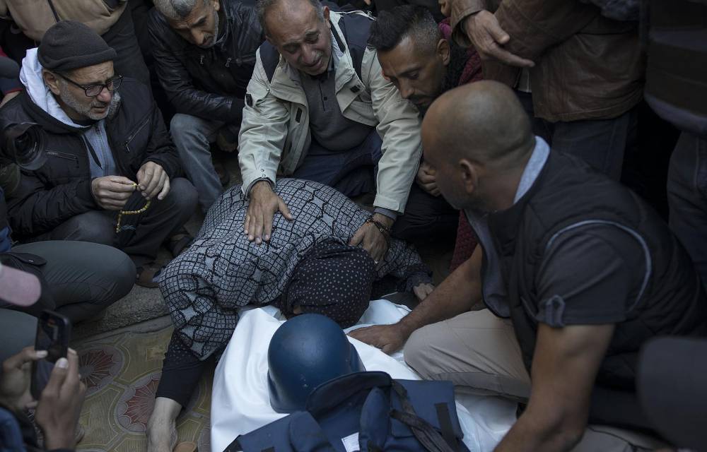 Foto de archivo de familiares del periodista palestino Samer Abu Daqqa, camarógrafo de Al Yazira, quien murió durante un ataque aéreo en el sur de la Franja de Gaza.