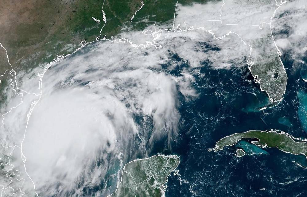 Fotografía satelital cedida este lunes por la Oficina Nacional de Administración Oceánica y Atmosférica (NOAA) a través del Centro Nacional de Huracanes (NHC) estadounidense donde se muestra la localización de la tormenta tropical Francine en el Golfo de México. EFE/NOAA-NHC