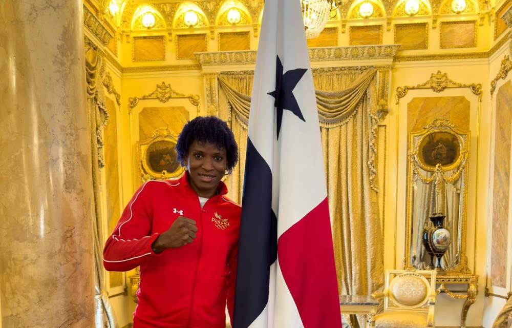 La boxeadora Atheyna Bylon y el entrenador Yelko Gómez recibieron la Bandera Nacional para París 2024