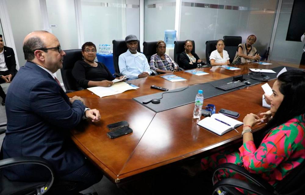 Reunión entre extrabajdores del ION y el Defensor del Pueblo