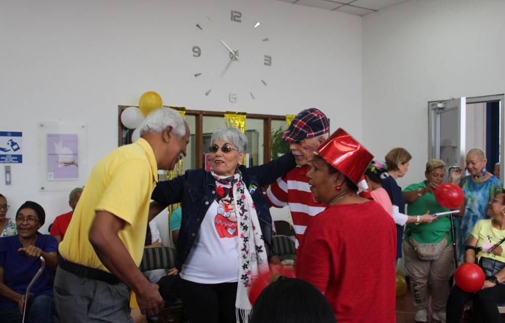 Abuelos celebran con reinado su día