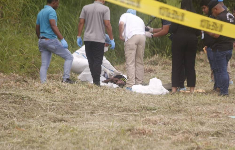 El cuerpo del hombre de mediana edad tenía dos heridas de bala, una en la cabeza y otra en un pie.