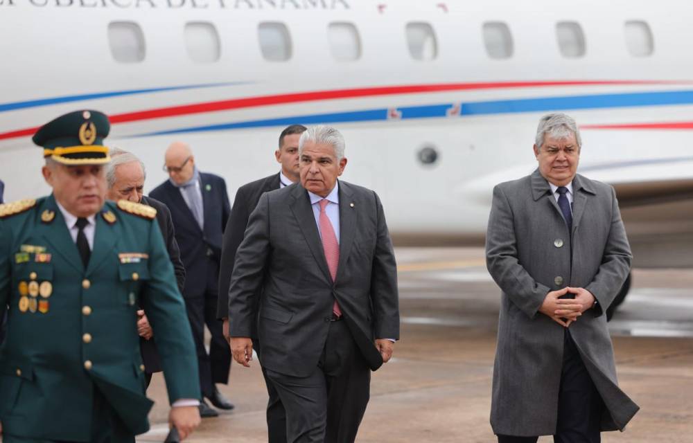 Mulino llega a Paraguay en su primer viaje como presidente