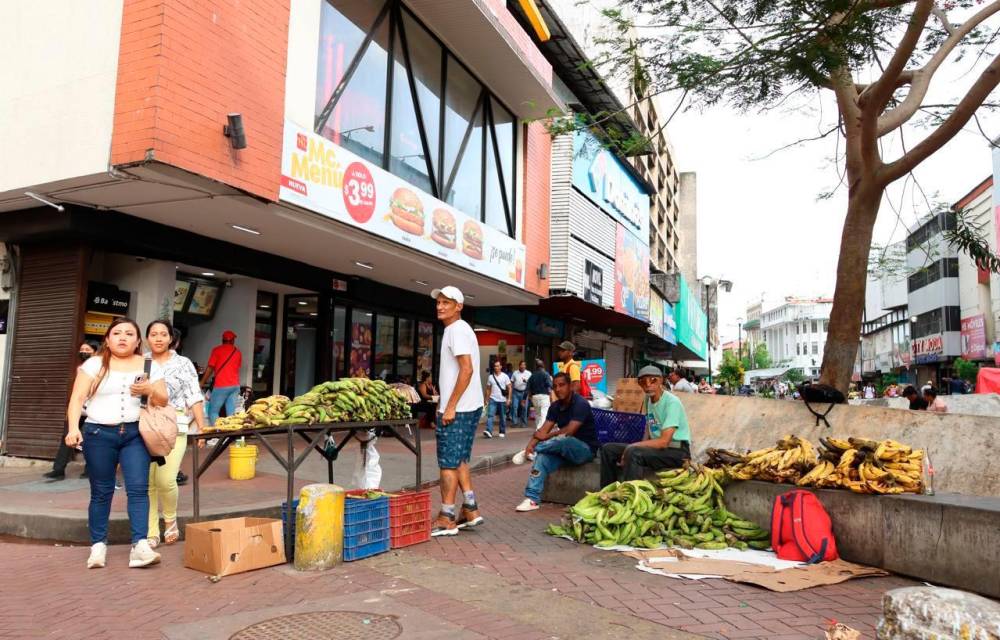 Vendedores se han apoderado de La Peatonal. Desde ropa hasta legumbres ofrecen al público