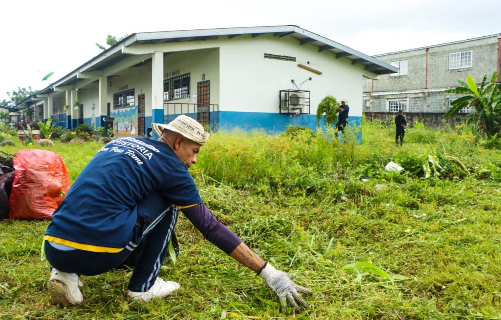 Privados de libertad realizan trabajo de mantenimiento en las escuelas