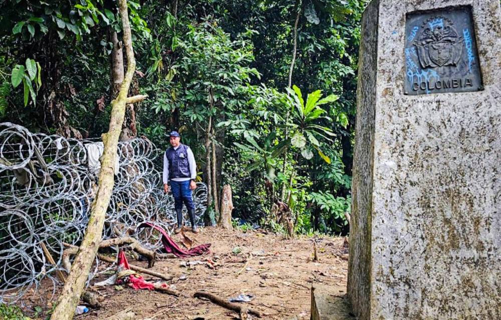 Fotografía cedida por la Defensoría del Pueblo de Colombia de uno de sus integrantes mientras inspecciona el cierre de los pasos migratorios hacía Panamá, el cual fue ordenado por el presidente panameño, José Raúl Mulino, en el Tapón del Darién, frontera natural con Colombia.