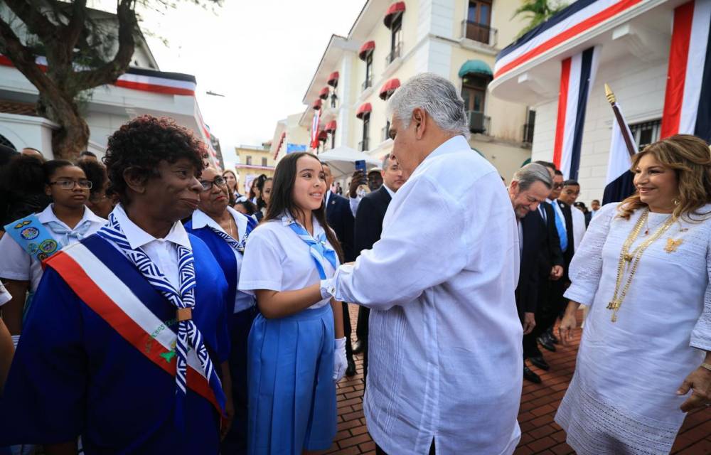 Juan Alberto Arias Trunz, presidente de la Cámara de Comercio, Industrias y Agricultura de Panamá es el abanderado del día.