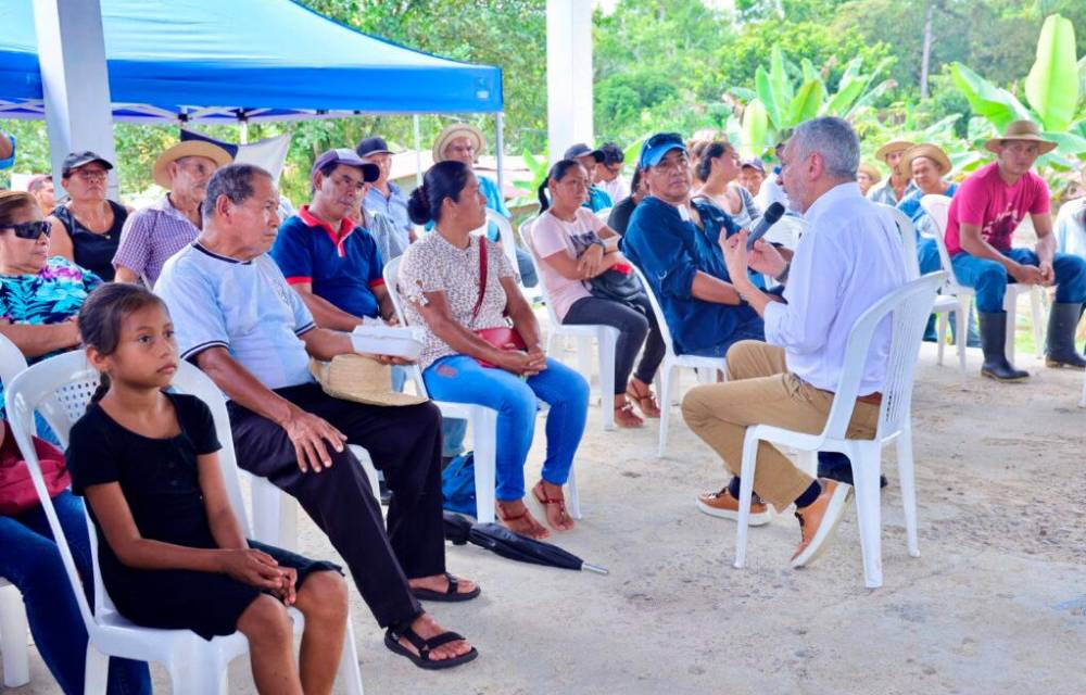 Vásquez se reunió con moradores de El Limón.