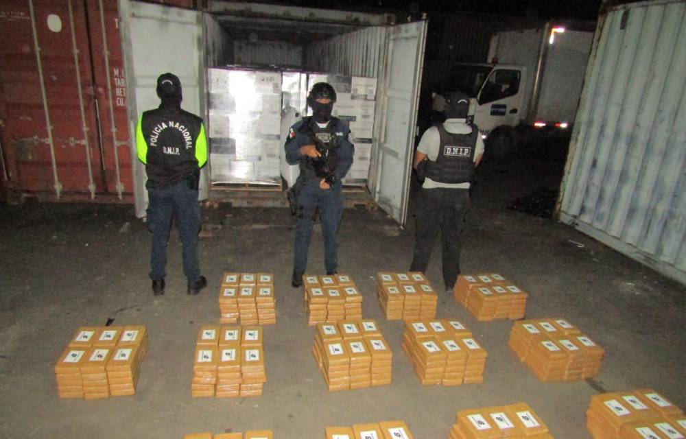 Policía incauta 410 paquetes de droga en un contenedor en puerto del Pacífico