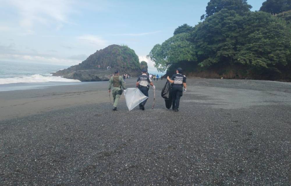 Más de mil policías participan en jornada de limpieza de playas a nivel nacional