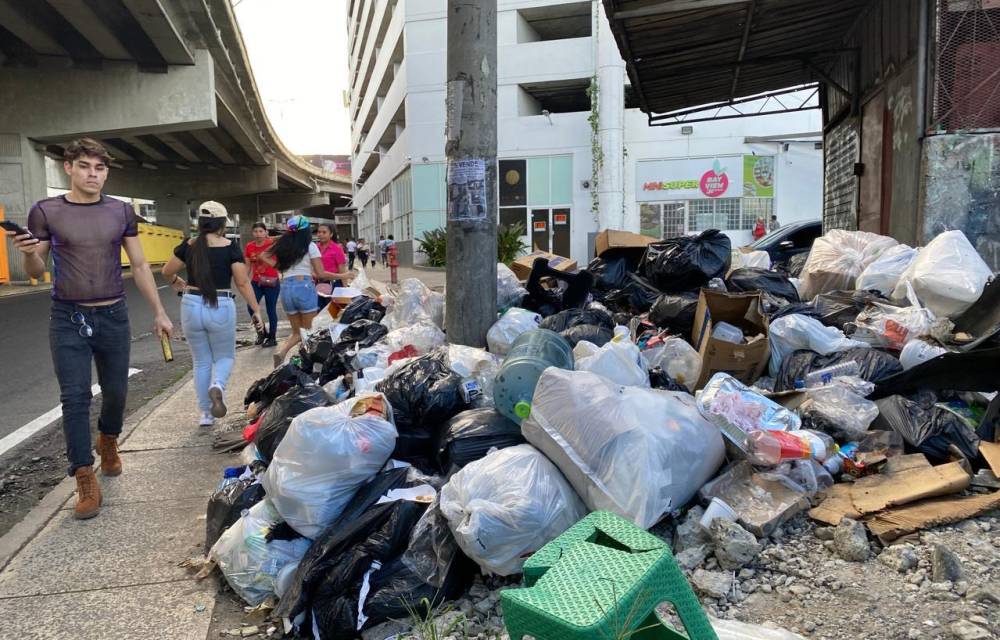 En algunos casos la basura obliga a los peatones a caminar por la mitad de la calle.