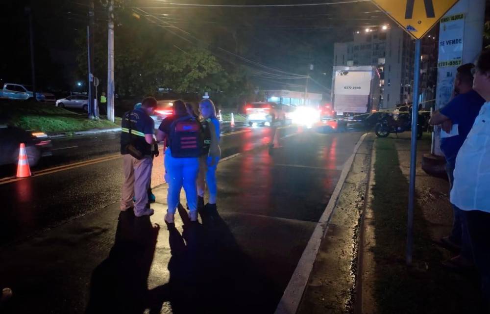 Motorizado se resbaló y un camión le pasó por encima