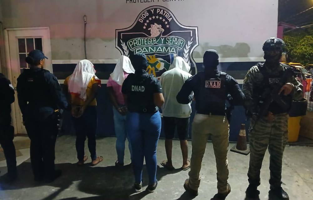 Policía agarra a tres con droga en La 24 de Diciembre