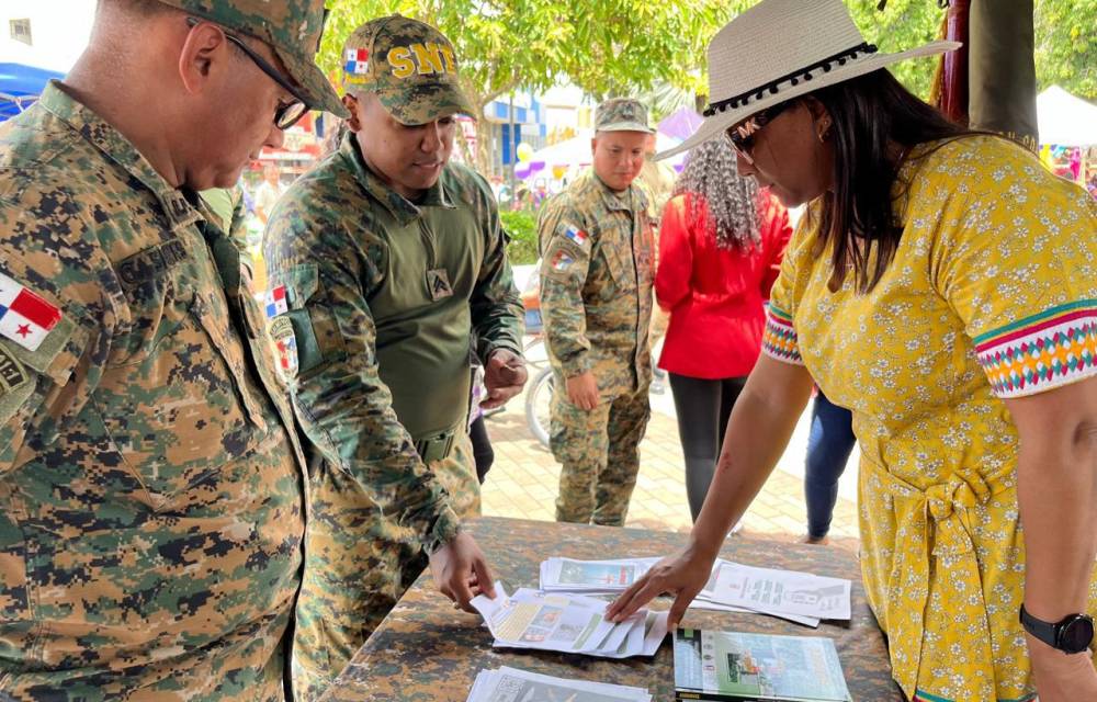 La ministra Palacio intenta organizar programas para prevenir la violencia de género.