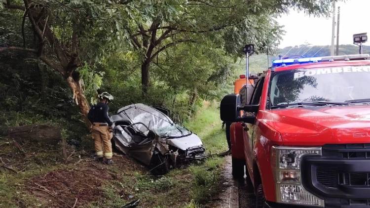 Moradores comentaron que esta vía resulta peligrosa por sus curvas peligrosas y neblina