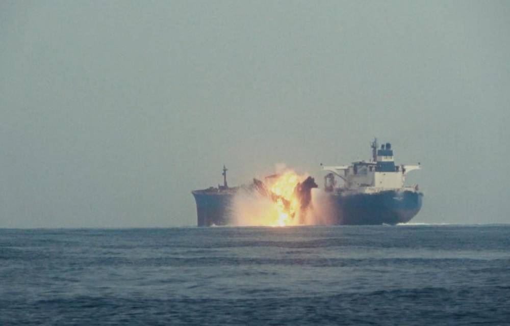 Captura de pantalla cedida por el centro de comunicaciones de los Hutíes donde se observa una explosión en el buque petrolero británico Cordelia Moon, luego de una ataque de un barco explosivo no tripulado en el Mar Rojo, este martes. EFE/ EPA/ Houthis Media Center