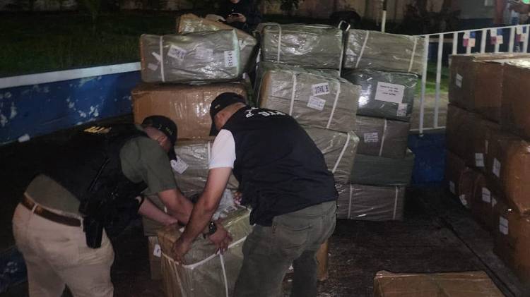 Los bultos estaban estratégicamente ocultos en el interior y debajo de los sacos de afrecho de arroz,