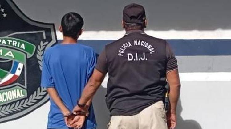 Amenazaron con arma de fuego a clientes y personal del restaurante. Buscan a los compinches