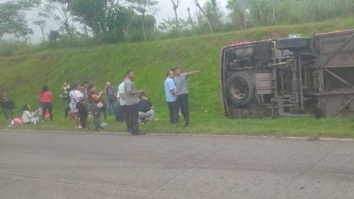 En estos momentos bomberos se mantienen en el lugar de la tragedia