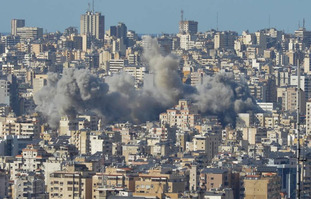 El humo se eleva después de un ataque israelí en el distrito de Dahieh en Beirut, Líbano, el 22 de octubre de 2024. Al menos 13 personas murieron después de un ataque aéreo israelí cerca del hospital público más grande del Líbano, en el sur de Beirut, dijo el Ministerio de Salud libanés. Según este último, más de 2.400 personas han muerto y más de 11.600 han resultado heridas en el Líbano desde el inicio de las recientes escaladas de hostilidades. (Líbano) EFE/EPA/WAEL HAMZEH