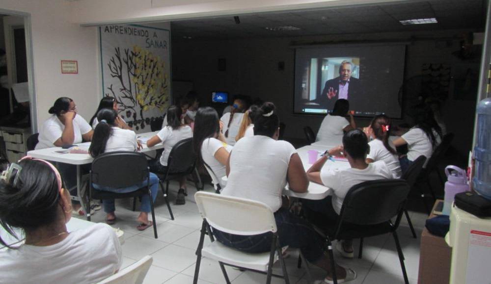 La población permanece continuamente capacitándose a través de los programas de resocialización.