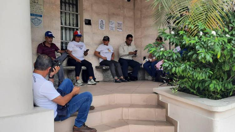 En estos momentos, dos docentes están encadenadas pidiendo un alto a la persecución y la reintegración a sus puestos laborales