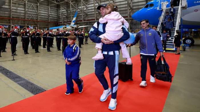 Emiliano Martínez junto a sus niños.