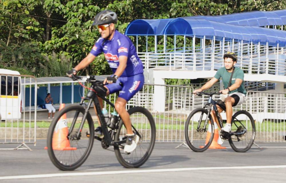 Moradores de Panama Norte aprovechan la recrovia para manejar bicicleta