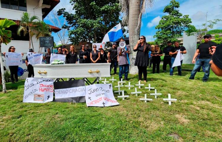 Continúa conflicto por la rectoría, con un funeral piden justicia para la UDELAS