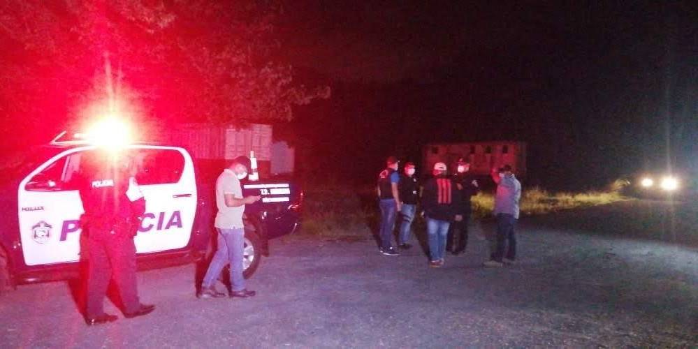 La escena fue inspeccionada por peritos y policías la noche de este jueves y madrugada del viernes.