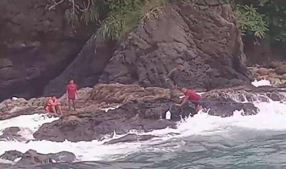 Rescatan a siete personas tras naufragio en Punta Santa Bárbara